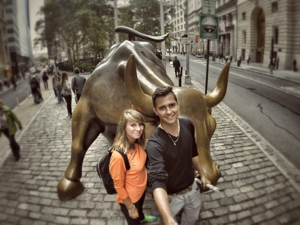 uczestniczy programu work and travel robią selfie na tle Byka z Wall Street