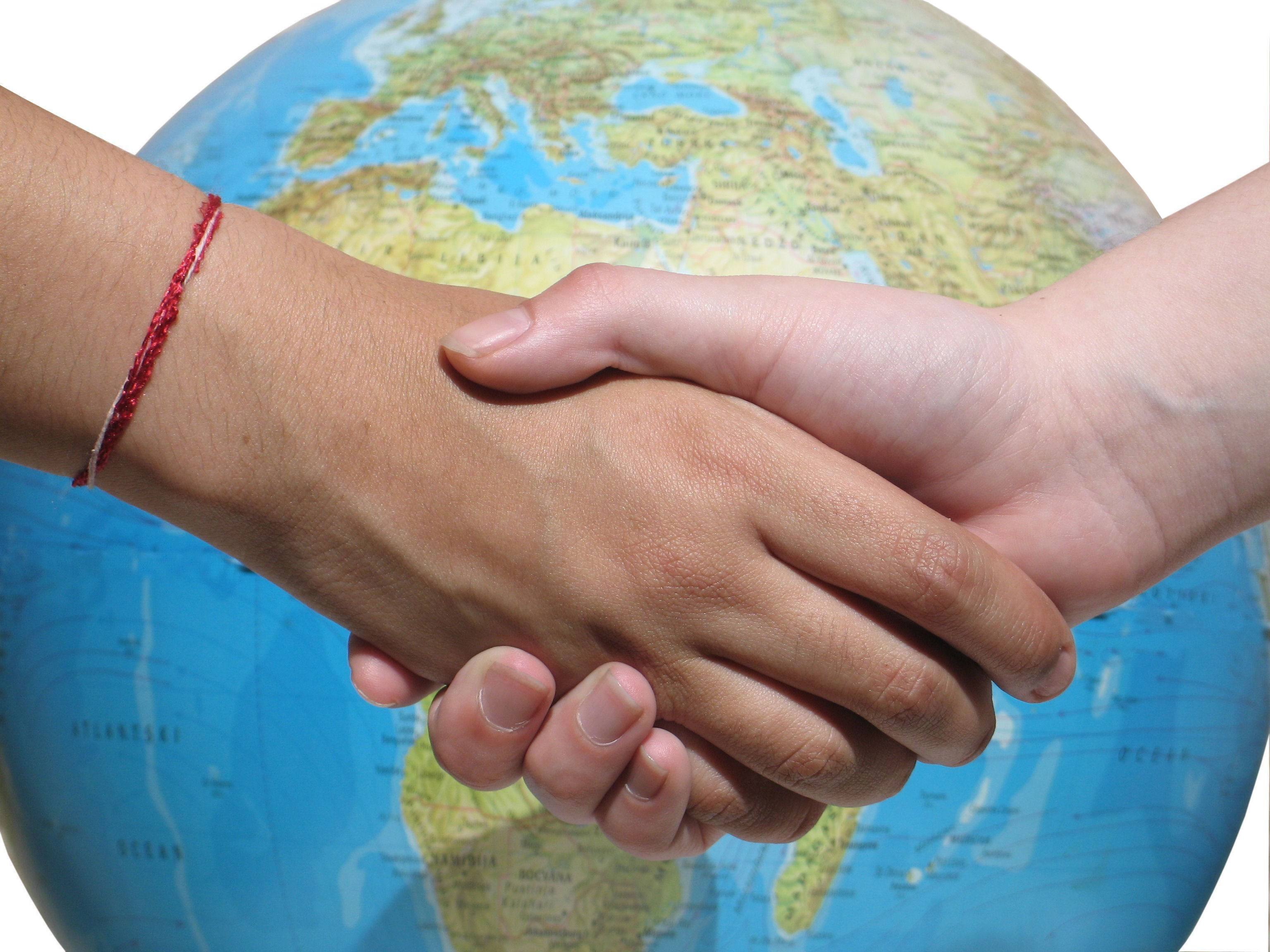 Дружественные отношения между странами. Дружба между народами. Мир Дружба. Дружеское рукопожатие. Дружба руки.