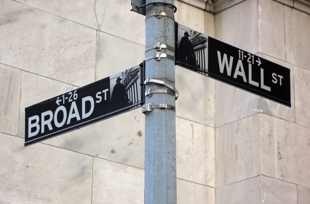 znak drogowy na skrzyżowaniu Wall Street i Borad Street