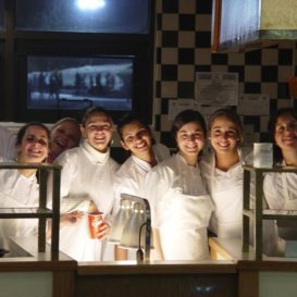 grupka studentów pracująca jako kucharze w programie Work and Travel
