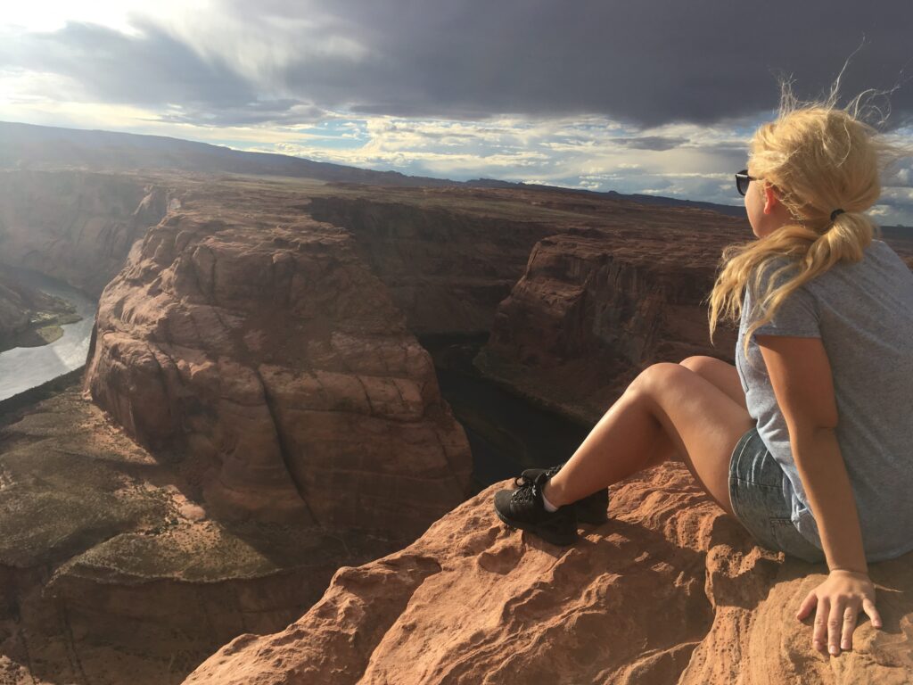 dziewczyna patrzy na kanion w USA